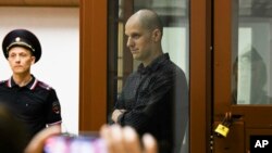 Журналіст газети Wall Street Journal Еван Ґершковіч походить з американської родини, яка мігрувала до США з Росії. Він провів за ґратами 15 місяців, очікуючи початку судового процесу за звинуваченнями у шпіонажі. Єкатеринбурґ 26 червня 2024 р.