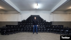 乌克兰负责创新、教育、科学和技术发展的副总理兼数字化转型部长米哈伊洛·费多罗夫(Mykhailo Fedorov)今年3月在X(前推特)公布的这张照片上,身后为堆放成一座小山般的大疆无人机。