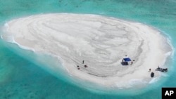 菲律宾海岸警卫队发布照片显示,载有科学家的菲律宾政府船只冲破中国海警船和直升机的阻拦,登上有争议的南中国海铁线礁(Sandy Cay )。(2024年3月21日)