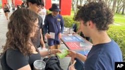 资料照片: 2024年4月11日佛罗里达大西洋大学学生向年轻选民宣传B计划