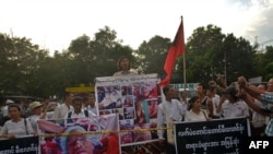 资料照片:2013年11月29日,缅甸维权人士在中国驻仰光大使馆抗议万宝矿业。(法新社照片)