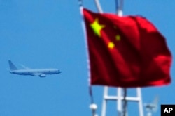 在美国海军一艘军机在天上盘旋监控下,两艘菲律宾供应船在一次危险的对峙中突破了中国海警船在托马斯第二浅滩附近的封锁。(2023年8月22日)