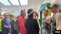 5月31日下午,在洛杉矶台湾会馆执行任务的两名洛杉矶县警察局的警员。