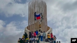 尼日尔军政府的支持者在首都尼亚美挂出一面俄罗斯旗帜,反对外部干预。(2023年8月5日)