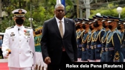 美国国防部长奥斯汀在菲律宾首都马尼拉附近一个军事基地检阅仪仗队。(2023年2月2日)