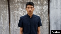 资料照:香港民运人士邹家成接受采访后拍照。(2021年2月8日)