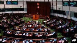 香港立法会议员在二读《基本法》第二十三条立法后举手表决。(2024年3月19日)