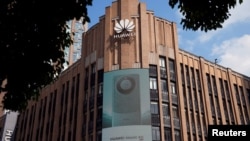 上海华为专卖店外的新手机Mate 60系列广告。(路透社2023年9月8日)