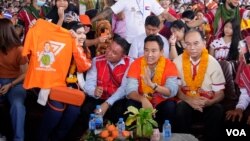 ကရင့်ရိုးရာလက်ချည်ပွဲကို တက်ရောက်နေတဲ့ Move Forward Party ရဲ့ ခေါင်းဆောင်ဟောင်း Pita Limjaroenrat -- (သြဂုတ်လ ၂၇၊ ၂၀၂၃) ဓါတ်ပုံ (မညိုညိုလွင် - VOA)
