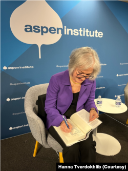 Марі Йованович під час презентації мемуарів у Аспен Інституті, Вашингтон.