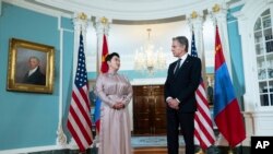 2024年7月23日,美国国务卿布林肯(右)在华盛顿国务院会见蒙古外交部长巴特策策格。(美联社照片)