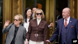 资料照片:卡罗尔(中)走出走出曼哈顿联邦法院。(2023年5月9日)