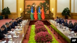 中国领导人习近平与所罗门群岛总理杰里迈亚·马内莱(Jeremiah Manele)在北京人大会堂举行会谈。(2024年7月12日)