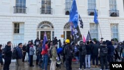 游行队伍于下午聚集在香港经贸办前,表达对23条的不满。(美国之音 李伯安)