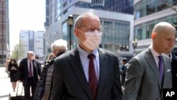 前哈佛大学教授利伯(中)离开波士顿联邦法院。(2023年4月26日)