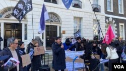 流亡在英国的独派人士钟翰林在香港经贸办前演讲,呼吁香港独立。(美国之音 李伯安)