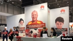 资料照片:德国基督教民主联盟在汉堡召开党代会期间,华为在赞助商区设立的展台。(2018年12月7日)