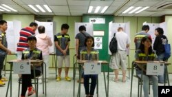 2014年6月22日香港选民前往投票站就一项“占中”运动发起的香港民主选举改革举行非官方的表决,50多万香港选民参与了这次投票。