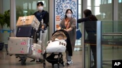 乘坐国际航班抵达北京机场的旅客走出抵达区。(2023年4月26日)