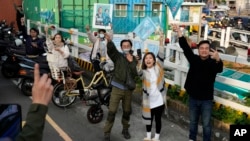 台湾民众党总统候选人柯文哲在新北市扫街拜票时,他的支持者向他欢呼。(2024年1月10日)