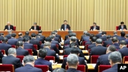 中共中央政治局举行中央经济工作会议,习近平在会议上讲话。(资料照:2023年12月12日)