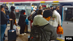 每逢周末及假日,无论在什么时间,上水火车站总是塞满准备乘车前往深圳渡假的香港人潮 (美国之音/林淦峰)