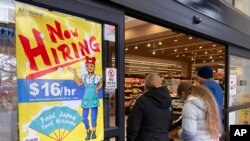 资料照片:伊利诺伊州阿灵顿高地的一家杂货店张贴着招聘标志。(2023年1月13日)