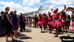 美国第一夫人吉尔·拜登在抵达纳米比亚首都温德赫克的霍齐亚·库塔科国际机场时受到载歌载舞的欢迎。(2023年2月22日)