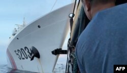 菲律宾海警队视频显示中国一艘海警船2023年10月22日在南中国海与一艘菲律宾补给船相撞的一刻。