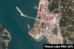 2024年5月8日的卫星图片显示,在柬埔寨重要的云朗海军基地停靠的两艘中国军舰已经在该基地停泊了超5个月。