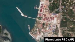 资料照:2024年5月8日的卫星图片显示,在柬埔寨重要的云朗海军基地停靠的两艘中国军舰已经在该基地停泊了超5个月。