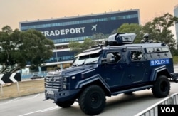 3月3日北京人大政协两会开幕前夕,香港国际机场一带有警方装甲车反恐巡逻 (美国之音/汤惠芸)