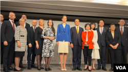 立陶宛议会议长希尔利特(中)率领代表团访台四天,她与台湾立法院成员10月23日于台北召开记者会(美国之音/林乃绢)