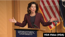 2023年2月23日,美国商务部长雷蒙多在阐述拜登政府实施《芯片与科学法》的计划。(视频截图)