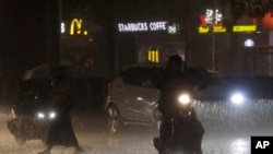 2023年9月2日,台北市,台风“海葵”逼近台湾,人们在大雨中步行和开车。