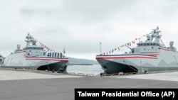 台湾总统蔡英文在宜兰苏澳商港主持“安江军舰”和“万江军舰”交付仪式。(2024年3月26日)