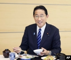 日本首相岸田文雄在东京食用福岛附近水域打捞的海鲜。(2023年8月30日)