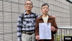 两名前支联会常委徐汉光(左)及邓岳君3月4日在西九龙裁判法院,被裁定“没有遵从通知规定提供资料”罪名成立,法官押后3月11日听取求情 (美国之音/汤惠芸)