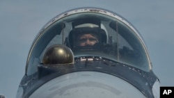 资料照:乌克兰空军一名飞行员准备驾驶米格-29战机飞往东部战区执行任务。(2023年8月2日)