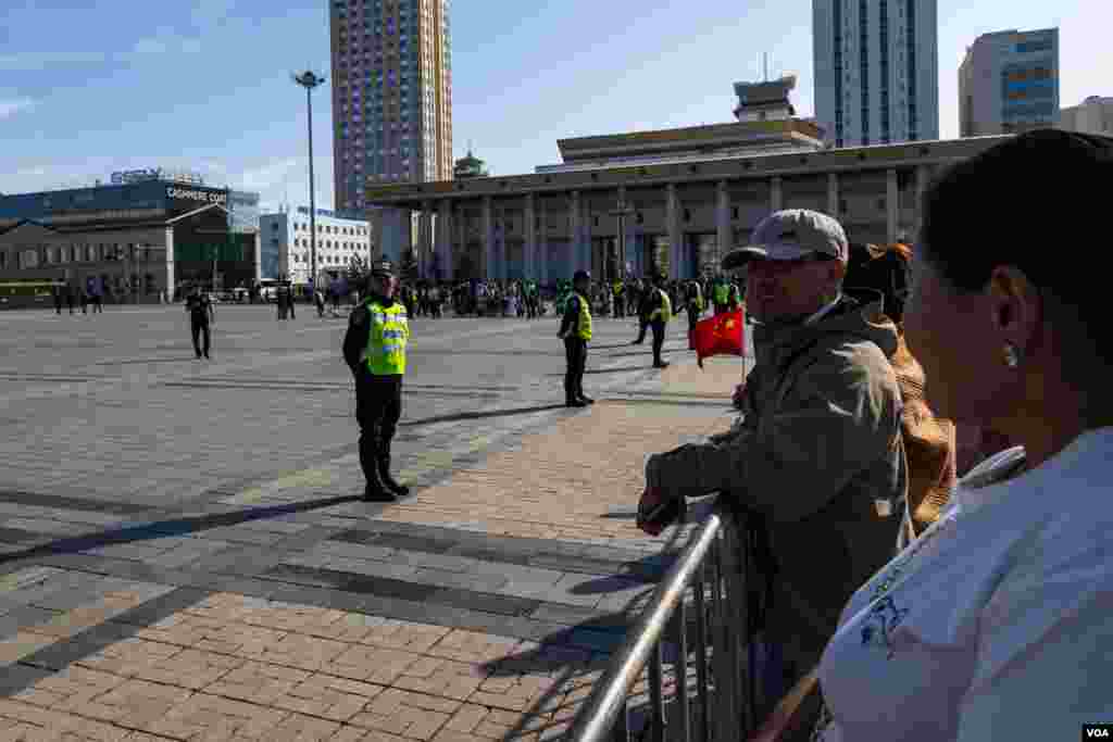 2023 年 9 月 2 日，蒙古乌兰巴托，中国朝圣者和游客聚集在苏赫巴托广场外参见教宗。