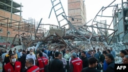 伊朗首都德黑兰的一座楼房坍塌,救援人员搜救死难者。(2023年8月6日)