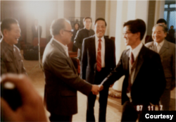 资料照:赵紫阳与1986年成立的中央政治改革办公室四位“召集人”:鲍彤、严家祺(右二)、贺光辉(国家经济体制改革委员会副主任,右一)、周杰(中共中央办公厅副主任,左一)(照片来源:严家祺)