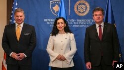 科索沃总统奥斯曼尼(中)会见美国西巴尔干地区特使埃斯科巴尔和欧盟特使拉贾克。(2023年6月6日)