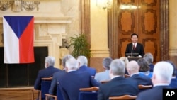 资料照片-台湾外交部长吴钊燮2021年10月27日在捷克共和国布拉格访问捷克参议院时发表演讲。(美联社照片)