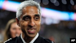 资料照片:2024年5月29日,美国医务总监穆尔蒂医生在西雅图。(美联社照片)