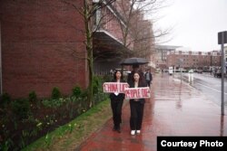 中国驻美大使谢锋在哈佛大学肯尼迪学院发表演讲时,数次被该校的学生活动人士抗议打断,图中左边是呼喊抗议口号的台裔学生吴亭桦右边为抗议学生藏人学生次仁央金(Students for a Free Tibet提供)