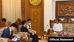 မြန်မာနိုင်ငံကိုရောက်နေတဲ့ တရုတ်အထူးသံတမန် တိန့်ရှီးကျွင်းက စက်တင်ဘာလ ၁၈ ရက်နေ့မနက်ပိုင်းကတော့ စစ်ကောင်စီ နိုင်ငံခြားရေးဝန်ကြီး ဦီးသန်းဆွေနဲ့ တွေ့ဆုံခဲ့စဥ်။(ဓာတ်ပုံ-တပ်မတော်သတင်းမှန်ပြန်ကြားရေး)