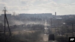 乌克兰一辆警车正在巴赫穆特附近的一条高速公路上撤离平民。(2023年3月4日)