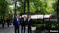 美国总统拜登(中)与日本首相岸田文雄(右)和韩国总统尹锡悦星期五(8月18日)在戴维营举行的历史性峰会并签署了签署了合作文件。