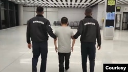 持变造护照而被捕的中国走线客 (巴拿马移民局提供)